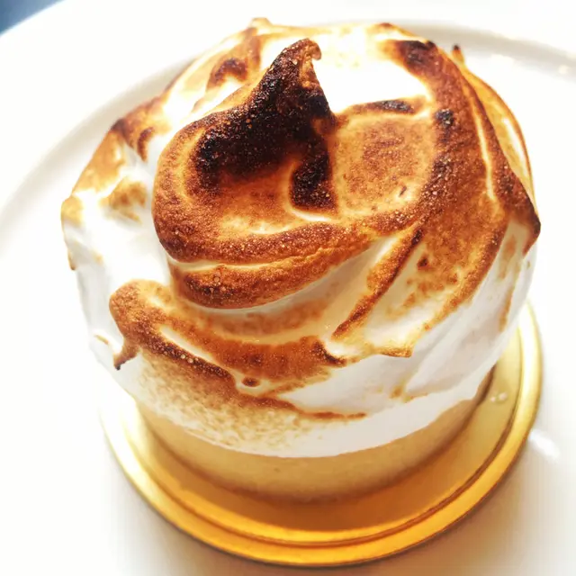 檸檬撻面層加上厚厚的火燄雪山蛋白