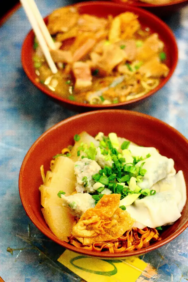 二十四塊大洋，任選三種配料；從最基本的魚蛋腸仔，到牛什齋卜應有盡有，總有一樣東西能滿足你的味蕾