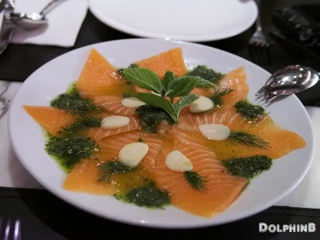 薄切三文魚配泰式辣汁