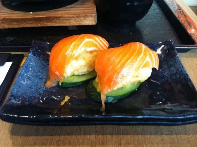 三文魚係凍0既 , 同埋軟身 , 而壽司飯係炸過, 熱騰騰同脆口 , 兩樣配合埋一齊感覺比較奇怪 , 自己就唔係咁接受 .