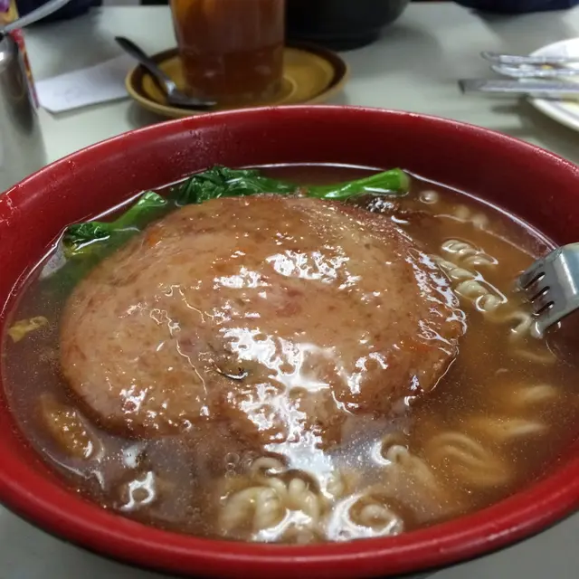 只在清湯加了茄醬的湯底,想搵粒番茄都無