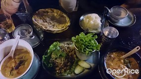 左(一)咖哩，薄餅，生菜包，冬陰功湯 - 東涌的金泰屋