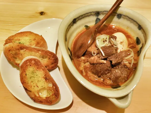 「炎丸」名物牛腸煮配蒜茸多士