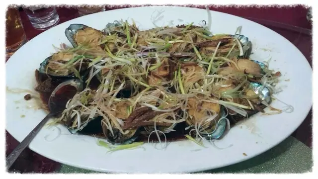 食家BOSS 話鮑魚蒸得好要考功夫, 識用果皮先係高手! 我吃左一舊先知BOSS  o既意思………..原來果皮可以帶出鮑魚o個種鮮味, 唔使十分鐘又KO埋……..