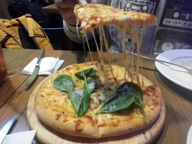 煙三文魚芝士千島醬 PIZZA