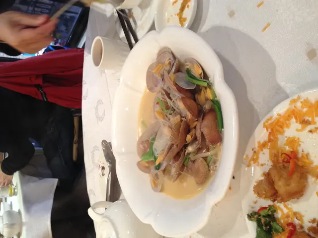 花甲亦一樣,要問吓夥記先決定叫唔叫,今次嘅花甲,雖然比我食過嘅最肥嘅細咗好多,但係就好好味又唔韌。不過今次係用姜而我就比較喜歡之前用胡椒!
