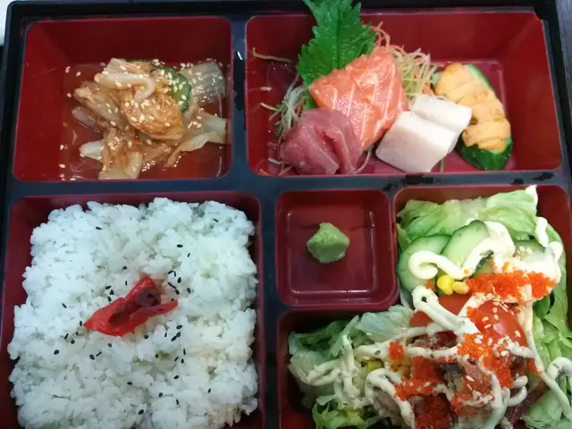 刺身新鮮，軟殼蟹都OK，仲有埋泡菜，沙律同麵豉湯都只係＄58，抵食