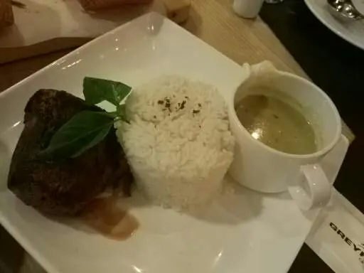 本身唔食青咖喱所以對呢方面無評語，但牛柳都算幾淋