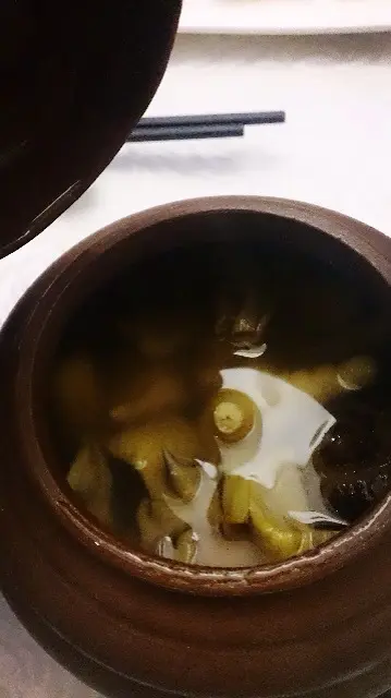 日本花菇雞腳燉螺頭湯