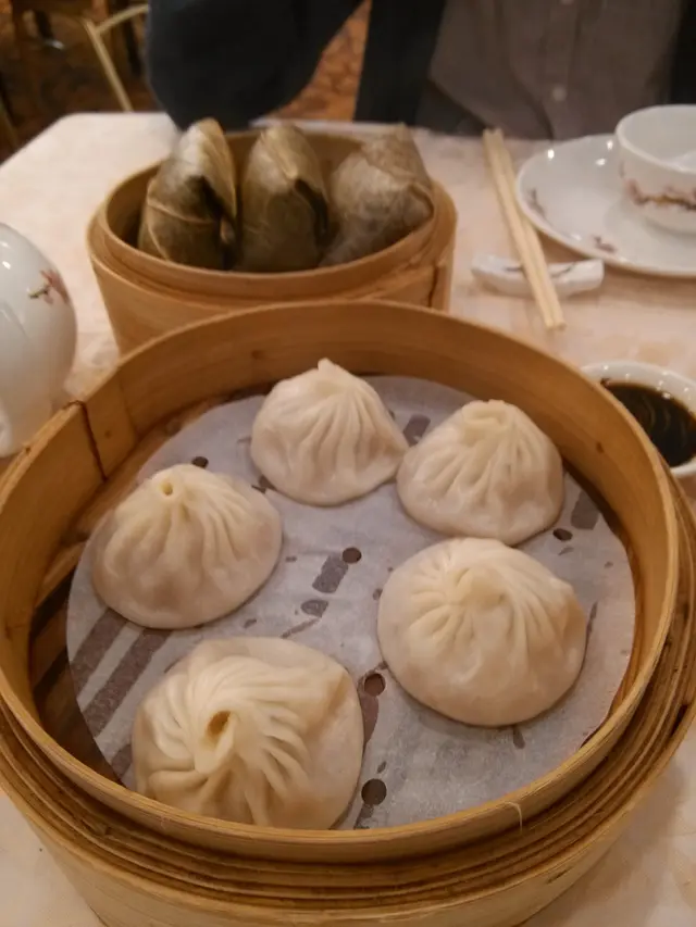 絕對唔會輸比出面上海舖, 小籠包汁多有肉香, 唯一要扣分係皮比較易穿