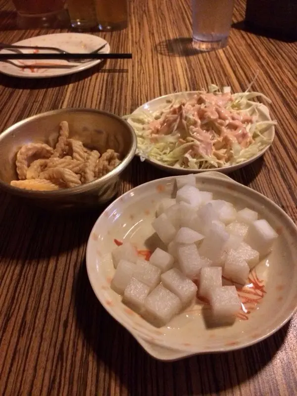 小吃有酸蘿蔔,沙律及蝦條