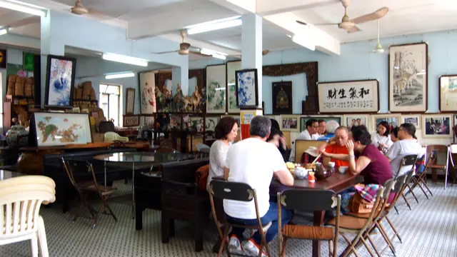 十一時多，仍有不少茶客