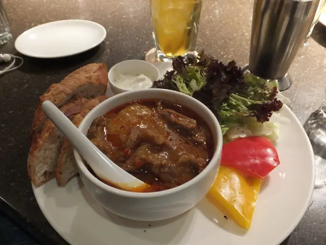 咖哩牛腩佐法國麵包