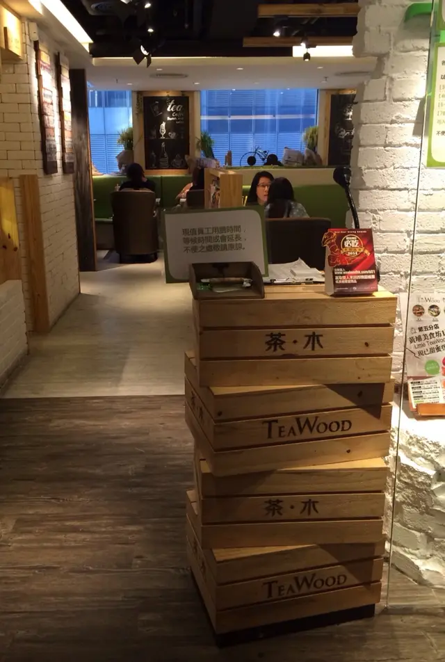 門面簡單輕鬆，與等候人潮形成強烈對比