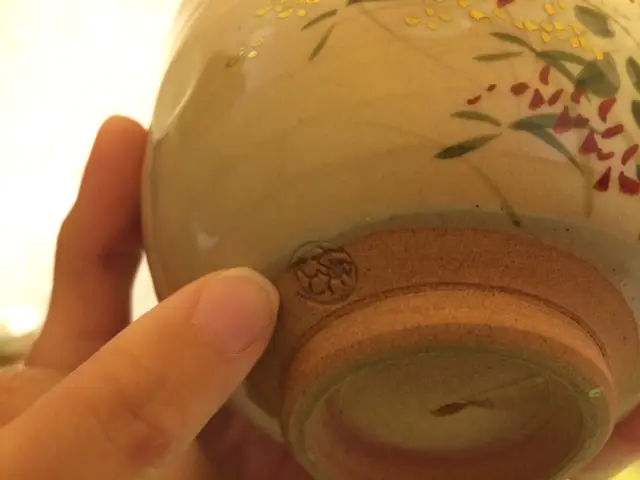 step (7) : 捧起茶碗欣賞 (茶碗刻有燒製者的名字)