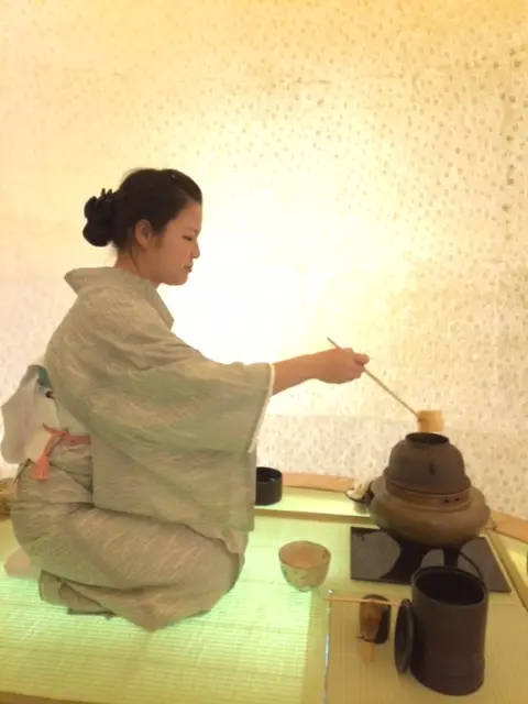 老師開始茶道示範