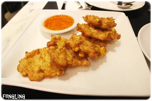 脆炸粟米蟹肉餅配甜酸醬