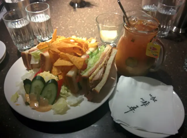 三文治 栗米片 沙律 鮮果茶 全部都好好味 :)