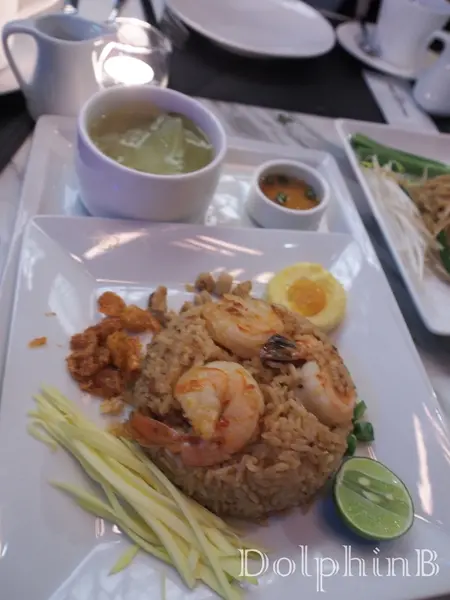 隨鮮蝦辣椒膏炒飯會送上一個湯, 這湯的味道有點像菜乾湯,頗鮮甜的。 炒飯夠獲氣,不會辣,十分惹味。 鮮蝦也夠新鮮爽口。