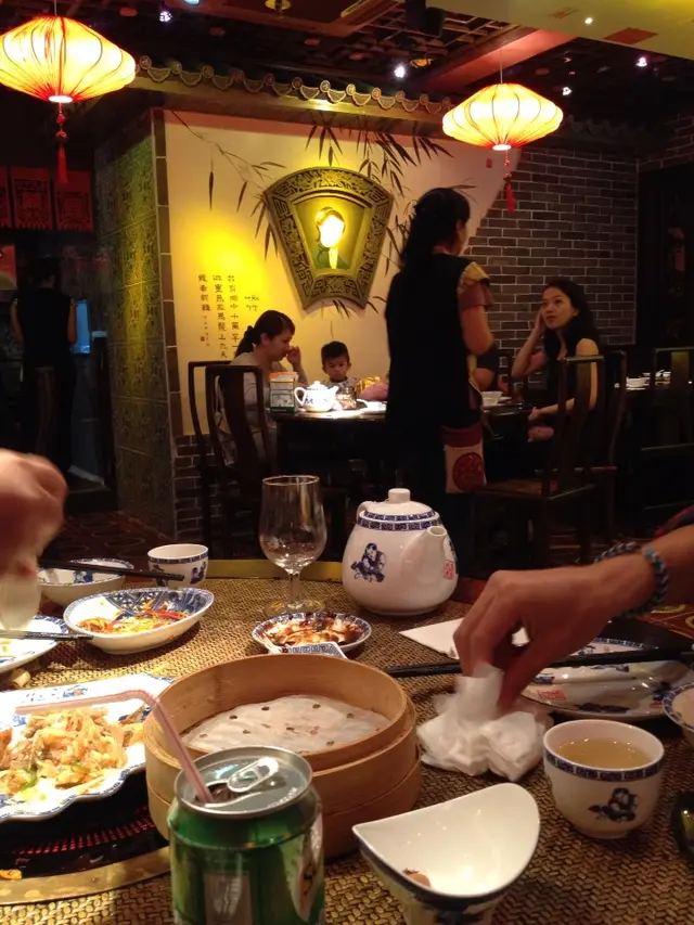 枱同枱之間好闊落，坐得幾舒服