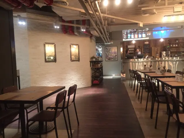 There were lots of rooms in between chairs and tables