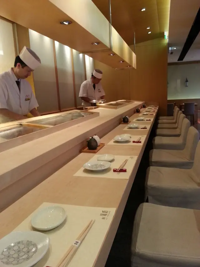 設有壽司吧台