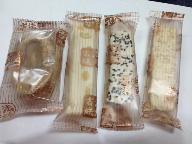 （左一）叉燒批，（左二）杏仁批；（右二）黑芝麻批，（右一）白芝麻批