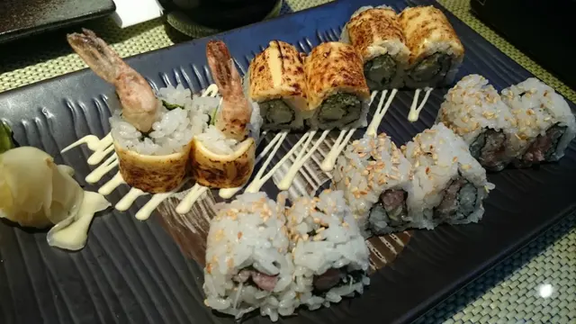 海蝦天婦羅芝士卷(上)、吞拿魚腩卷(下)