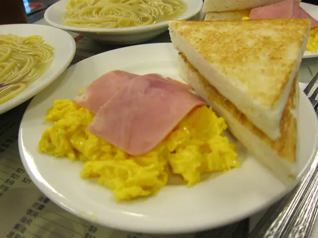 常餐-牛油多士、火腿炒蛋