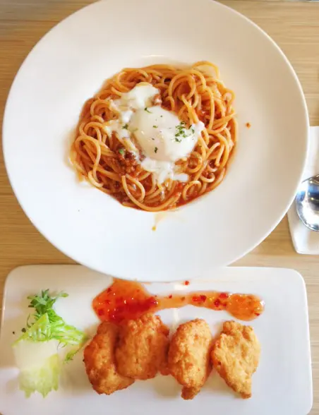 自家製肉醬溫泉蛋意粉 + 炸蝦餅