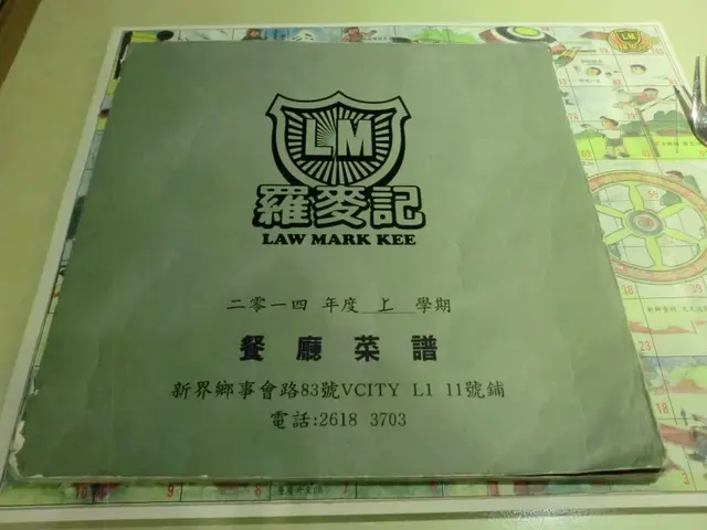 更玩味的是餐牌設計成手冊一樣!