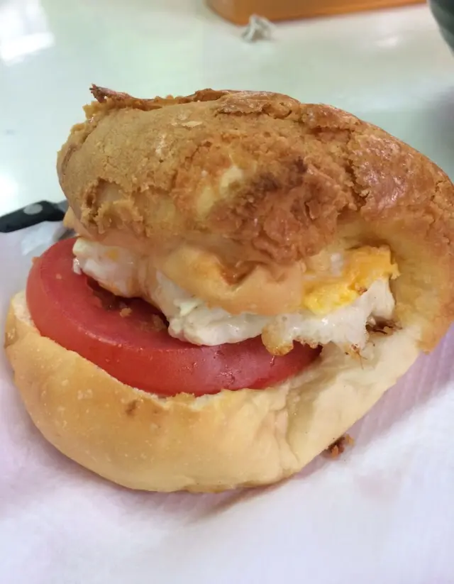 中間既番茄中和左菠蘿包既油膩感