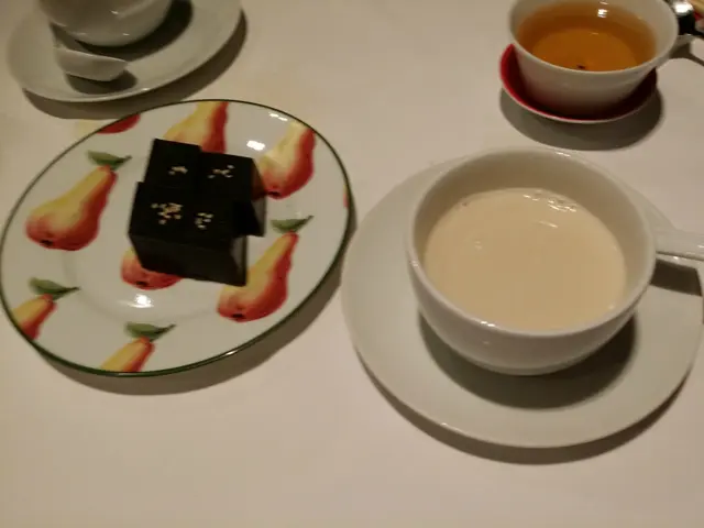 豆䊢蔴蓉湯丸及芝蔴糕