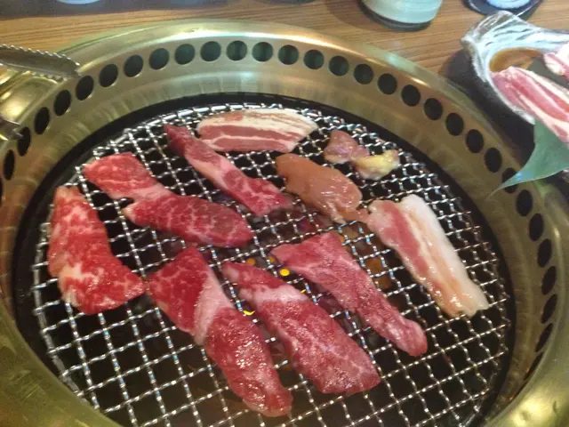 牛肉每面只能燒一次，千萬不要返來返去的, 否則肉汁全都會流失了的!