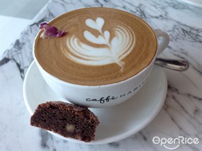 Rose latte - 九龍塘的caff&#232; HABITŪ the table