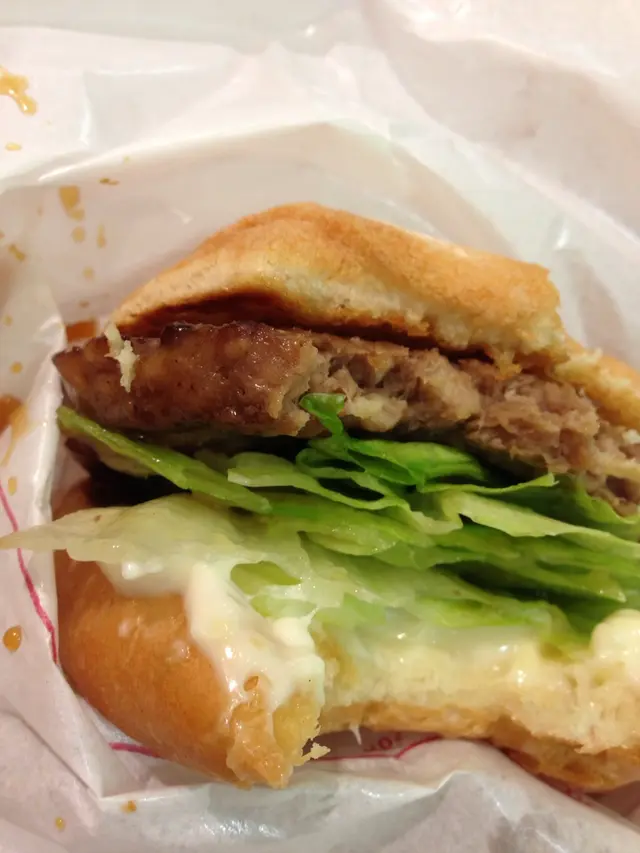 生菜好多好新鮮，加埋菜下面的沙律醬！好好味！麵包也軟熟！