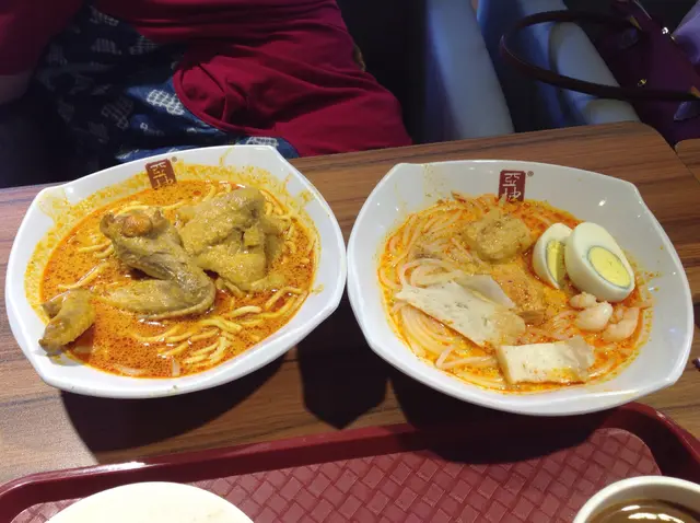 咖哩雞麵 x 招牌喇沙蝦麵