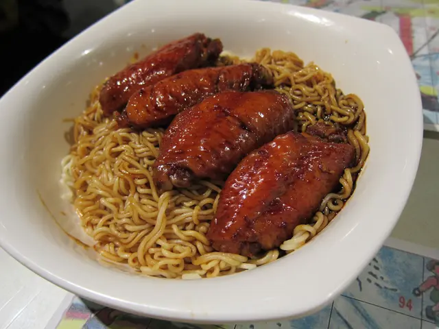 辣雞翼撈公仔麵