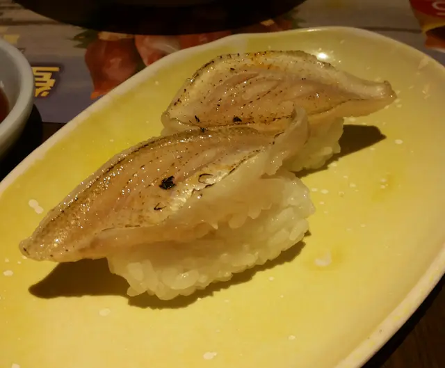 淡 中下那个不知名炸肠寿司吃起来的时间 朋友说很像麦记猪柳蛋包的味