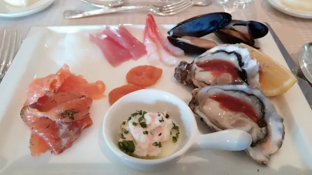 甜蝦鮮甜，煙三文魚肉質肥美。