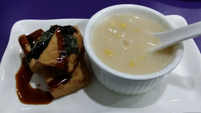 日式豆腐配忌廉湯，2個我的最愛，豆腐炸得很好，外層是脆內面超滑漏。忌廉湯濃稠度相當適中，因為我喜歡飲稠小小，但又怕太多麵粉又怕成碗水咁稀，係呢到就真係飲得到有級數既忌廉湯，驚喜ing