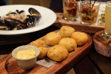 炸蟹餅配香橙辣椒汁