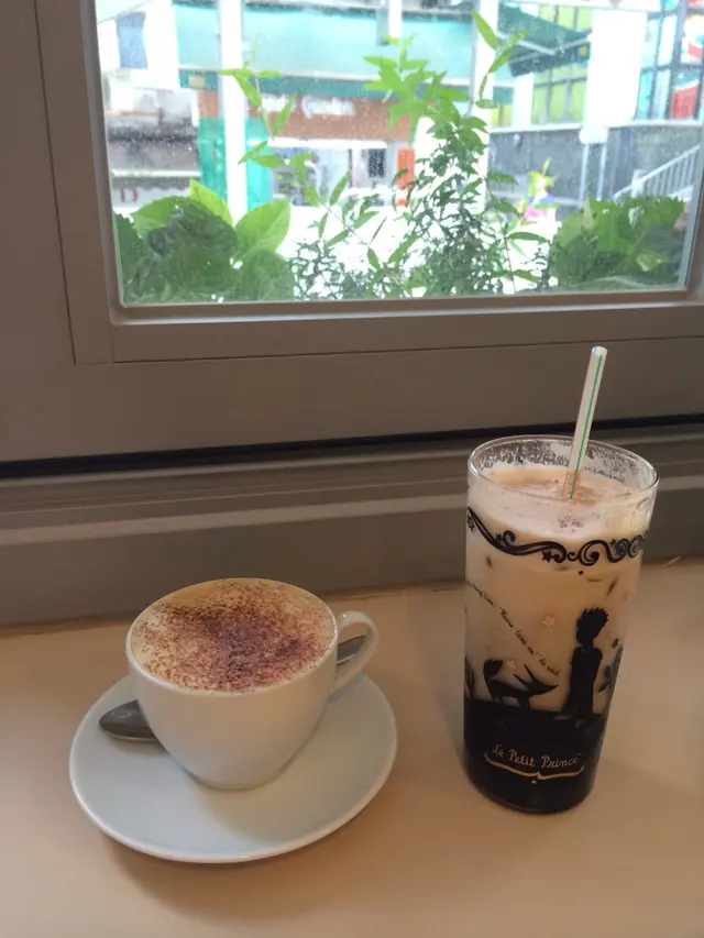 一凍一熱cappuccino~ 凍的杯子是「小王子」的~ 我後悔點了熱....
