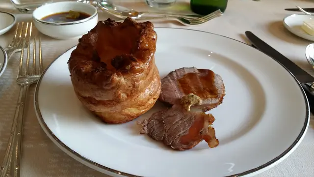 燒牛排配英式麵包