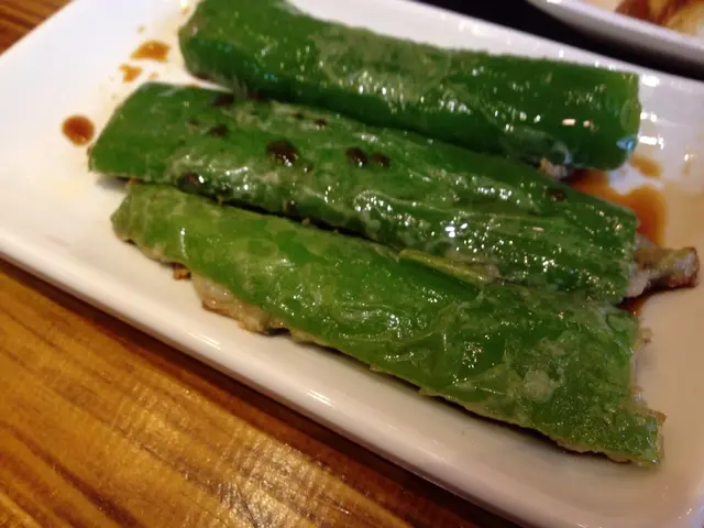 煎釀虎皮尖椒 可以食出魚肉味道絕唔係一團粉！