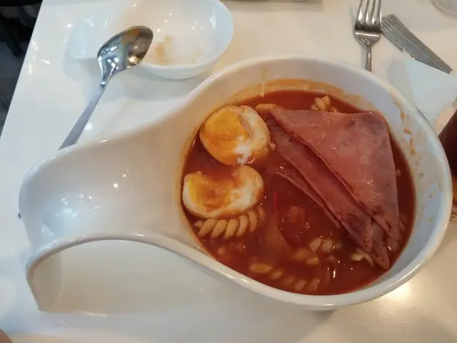 火腿溏心蛋蕃茄濃湯螺絲粉