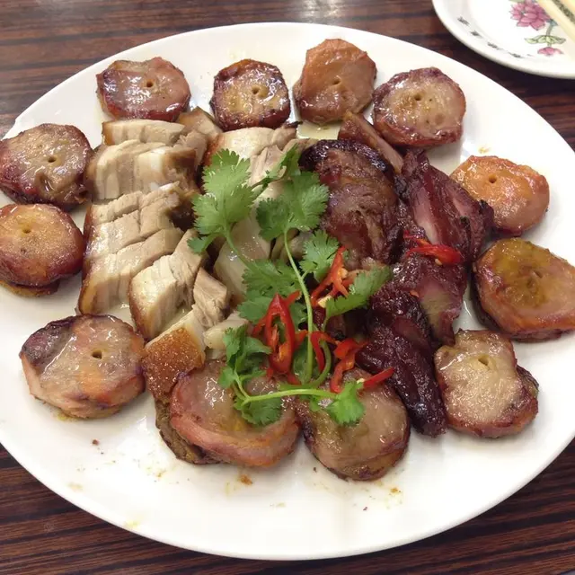 金錢雞肥肉的油分彌補瘦肉的乾嚡，吃上去一樣油潤富肉香，加上豬肝獨有的香味，食落軟滑且甘香豐腴!
