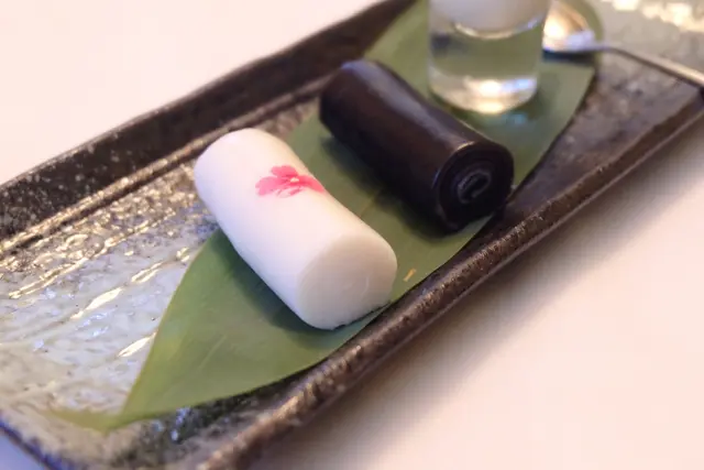 櫻花杏汁卷,黑白芝麻卷