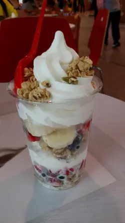 杂莓果园芭菲 (乳酪雪糕)