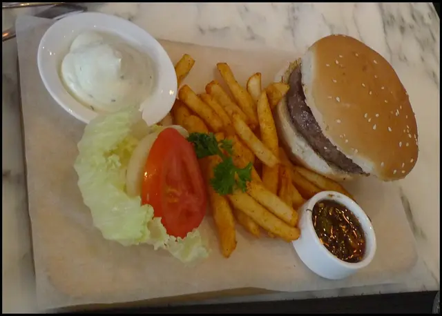 漢堡失色，無牛肉味又唔夠肉汁，配埋上下兩層漢堡包，真係得個''乾''字。